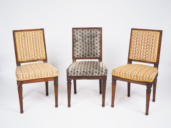 Jean AVISSE. 3 chaises Louis XVI en bois mouluré pieds cannelés.  Esta