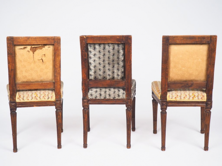 Jean AVISSE. 3 chaises Louis XVI en bois mouluré pieds cannelés.  Esta