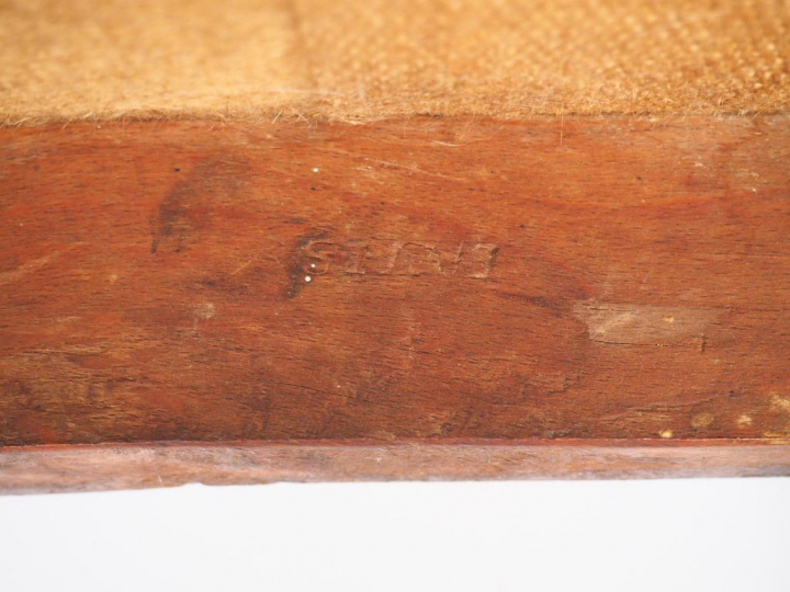 Jean AVISSE. 3 chaises Louis XVI en bois mouluré pieds cannelés.  Esta