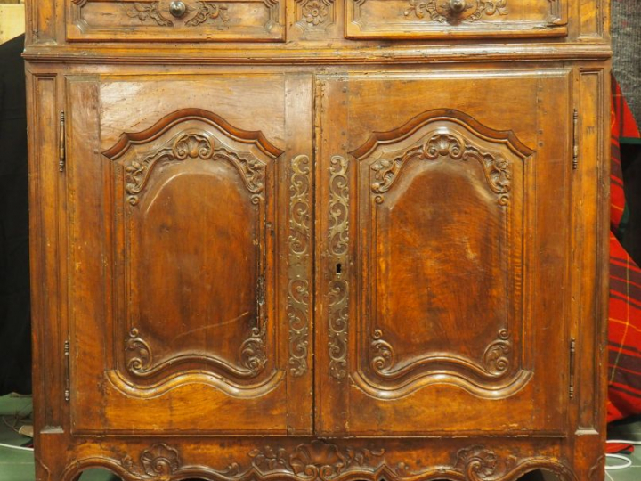 Buffet provençal XVIIIème en noyer mouluré et sculpté à décor de rince