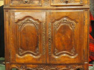 Vente aux enchères Buffet provençal XVIIIème en noyer mouluré et sculpté à décor de rince