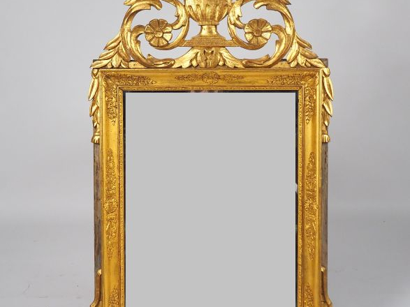 Glace XIXème de style Louis XVI en bois et stuc doré à décor de rincea