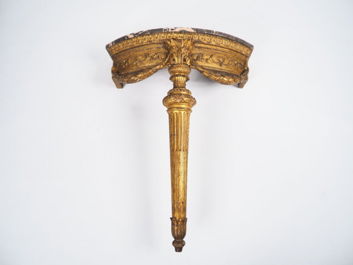 Console demi lune XIXème de style Louis XVI en bois mouluré, sculpté e