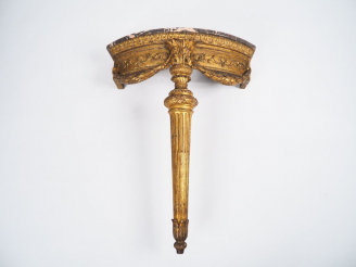 Vente aux enchères Console demi lune XIXème de style Louis XVI en bois mouluré, sculpté e