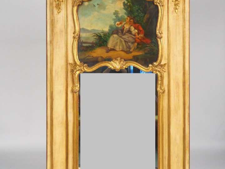 Trumeau de style Louis XV en bois laqué blanc, sculpté et doré, à déco