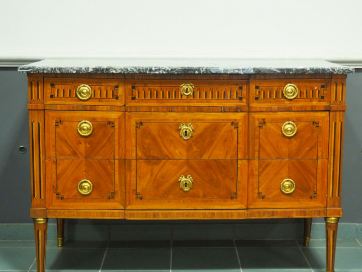 LACROIX. Commode Louis XVI en marqueterie à décor de grecques et de ca