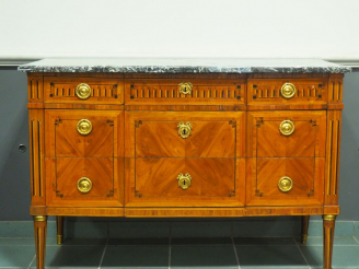 Vente aux enchères LACROIX. Commode Louis XVI en marqueterie à décor de grecques et de ca