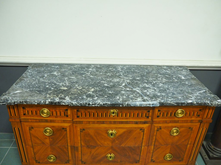 LACROIX. Commode Louis XVI en marqueterie à décor de grecques et de ca