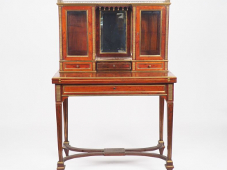 Vente aux enchères Bureau à gradins Napoléon III de style Louis XVI en acajou  et  placag