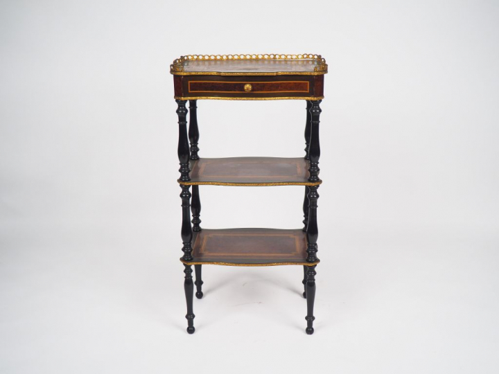 Desserte Napoléon III en marqueterie et bois noirci à décor de motifs 