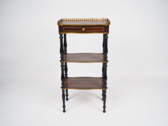 Vente aux enchères Desserte Napoléon III en marqueterie et bois noirci à décor de motifs 