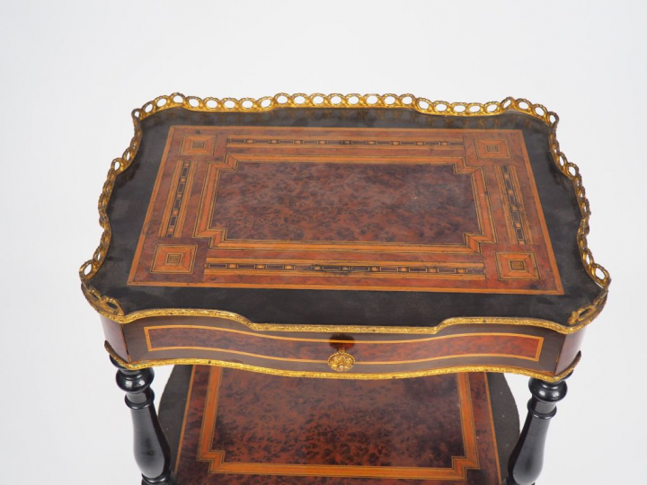 Desserte Napoléon III en marqueterie et bois noirci à décor de motifs 