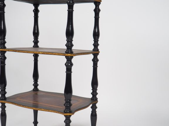 Desserte Napoléon III en marqueterie et bois noirci à décor de motifs 