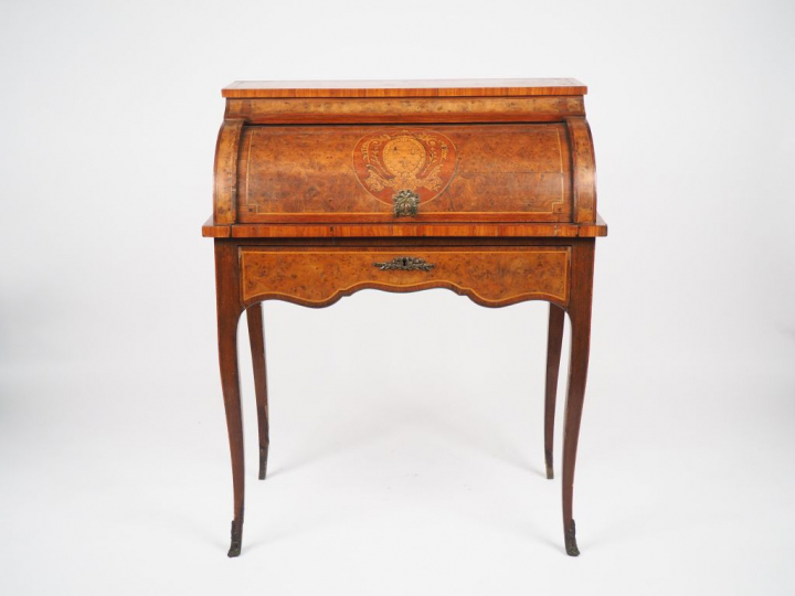 Bureau cylindre de style Louis XV en marqueterie. Dim. 99,5 x 79 x 46,