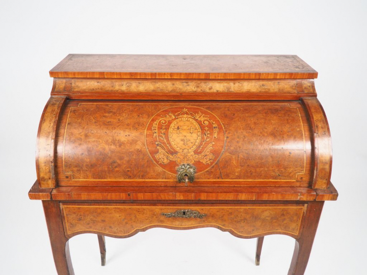 Bureau cylindre de style Louis XV en marqueterie. Dim. 99,5 x 79 x 46,