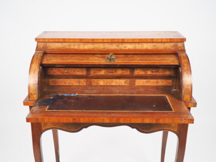 Bureau cylindre de style Louis XV en marqueterie. Dim. 99,5 x 79 x 46,