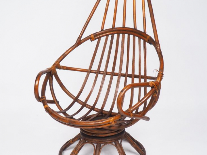 Fauteuil gondole en rotin, assise tournante. H. 114 cm.