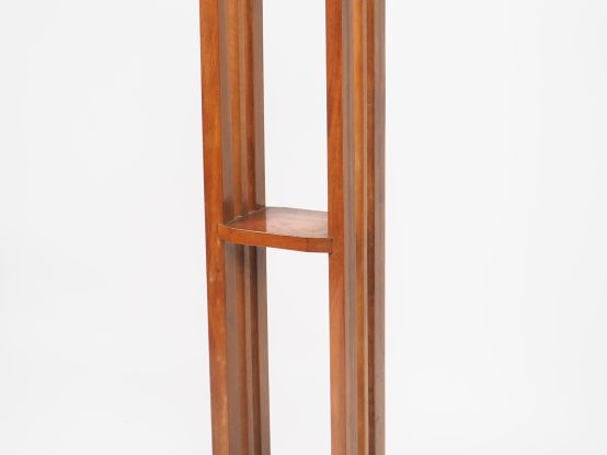 Sellette de style Art Déco en acajou. H. 123,5 cm.