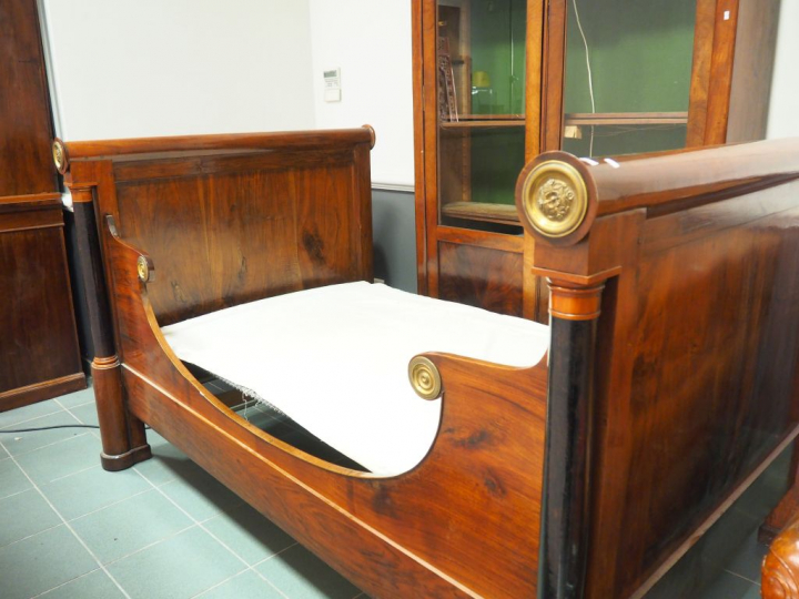 Lit Empire en noyer et bois teinté, montants à colonnes détachées et o