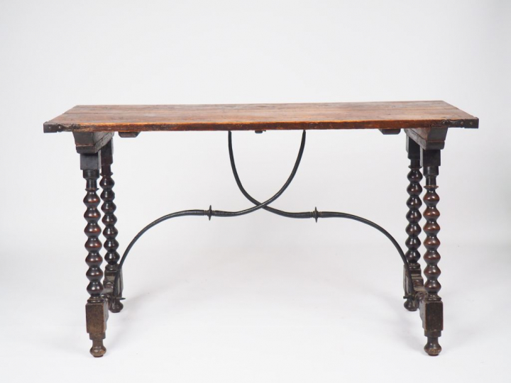 Table espagnole en bois naturel, piètement en bois tourné réuni par un