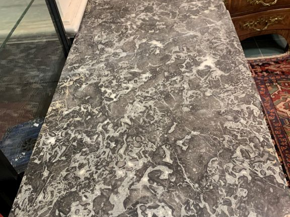 Commode Louis XVI en marqueterie à décor de motifs géométriques. Dessu