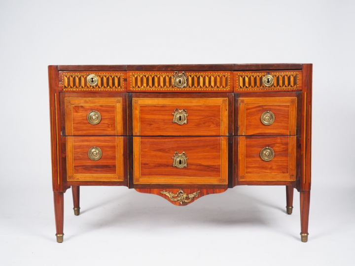 Commode Louis XVI en marqueterie à décor de motifs géométriques. Dessu