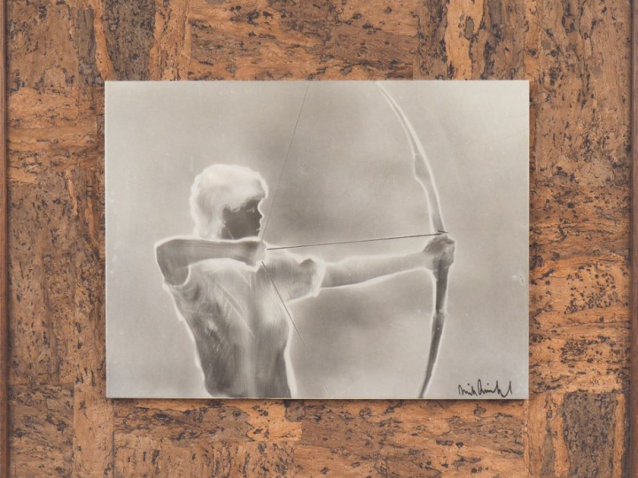 MICK MICHEYL. "Tir à l'arc". Tableau en acier, signé en bas à droite. 