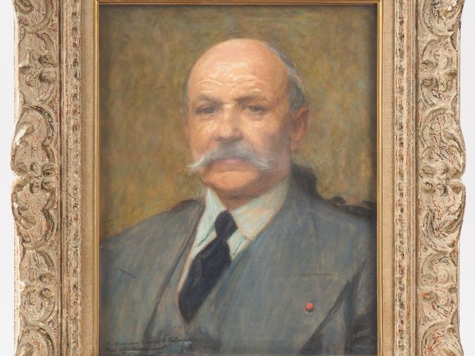 Ecole française XXème. "Portrait de monsieur Peslouan". Pastel signé e