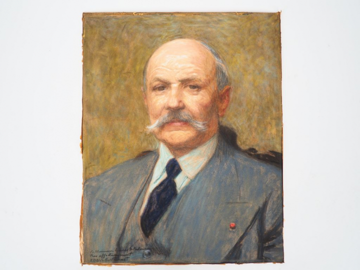 Ecole française XXème. "Portrait de monsieur Peslouan". Pastel signé e