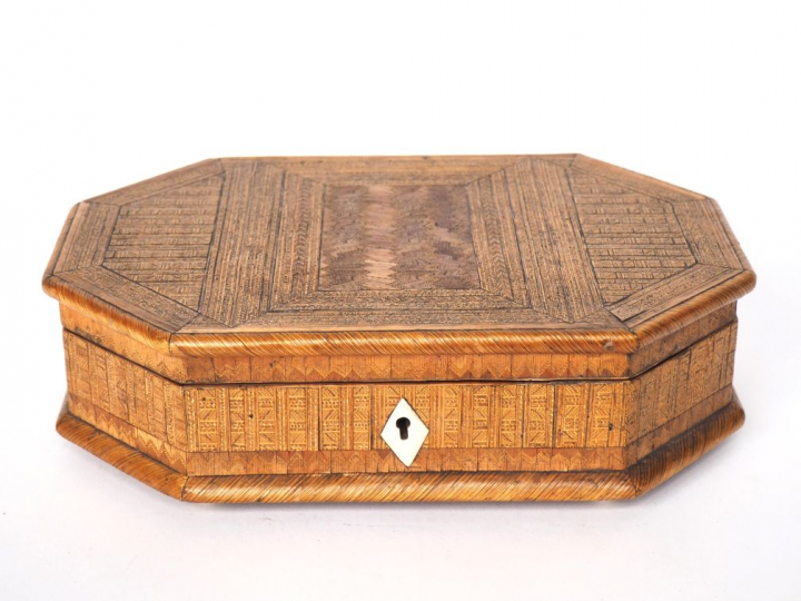 Coffret de style Louis XIV en marqueterie de paille à décor sur toutes