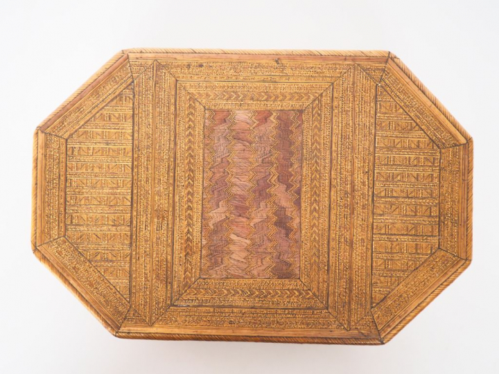 Coffret de style Louis XIV en marqueterie de paille à décor sur toutes