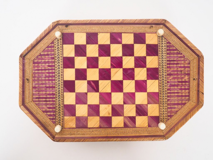 Coffret de style Louis XIV en marqueterie de paille à décor sur toutes