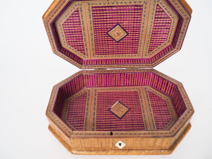 Coffret de style Louis XIV en marqueterie de paille à décor sur toutes