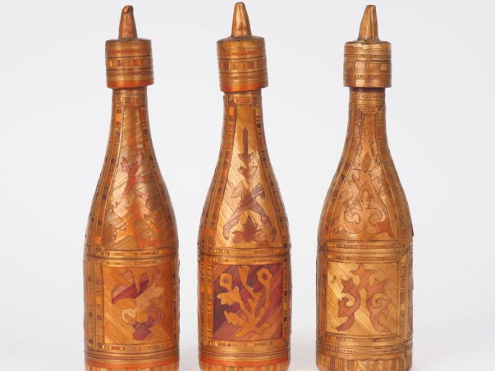 3 bouteilles XIXème en verre gainé de marqueterie de paille avec leurs