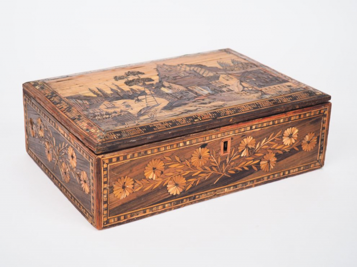 Boîte à ouvrage début XIXème en marqueterie de paille, couvercle à déc