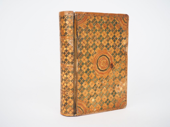 Boîte Louis XVI en marqueterie de paille en forme de livre à décor de 