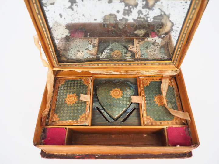 Boîte Louis XVI en marqueterie de paille en forme de livre à décor de 