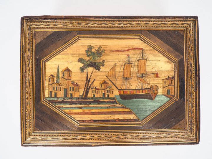 Boîte à ouvrage fin XVIIIème début XIXème en marqueterie de paille, le