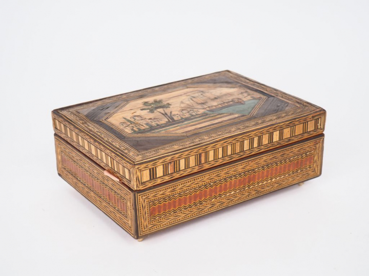 Boîte à ouvrage fin XVIIIème début XIXème en marqueterie de paille, le