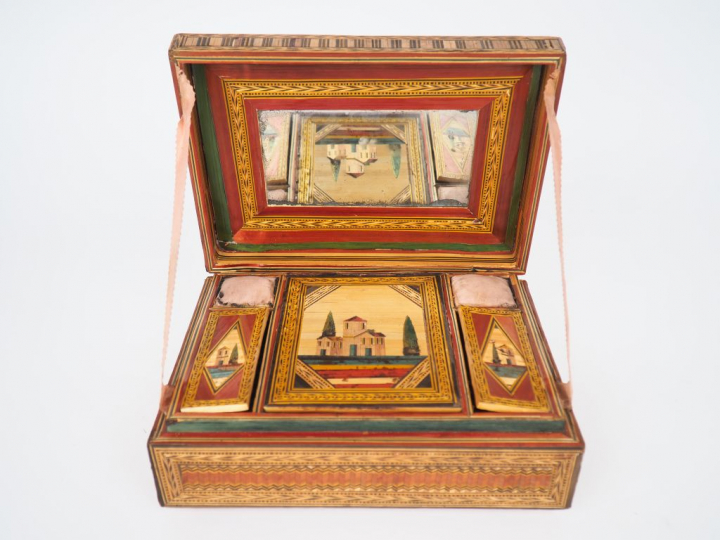 Boîte à ouvrage fin XVIIIème début XIXème en marqueterie de paille, le