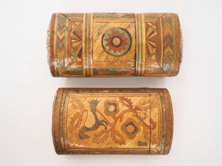 2 étuis XIXème en marqueterie de paille. Dim. 12 x 7,5 cm. Dim. 13 x 7