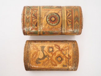 Vente aux enchères 2 étuis XIXème en marqueterie de paille. Dim. 12 x 7,5 cm. Dim. 13 x 7