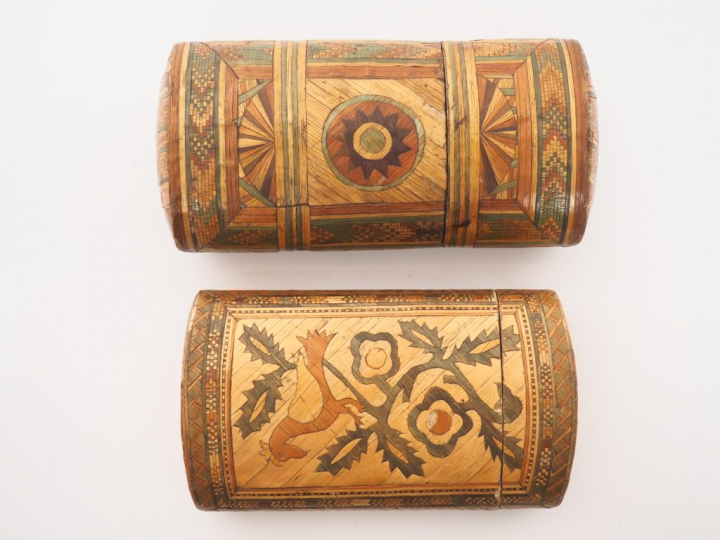 2 étuis XIXème en marqueterie de paille. Dim. 12 x 7,5 cm. Dim. 13 x 7