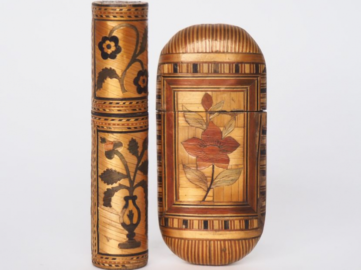 2 étuis XIXème en marqueterie de paille. Dim. 13 x 6,5 cm.  Dim. 14 x 