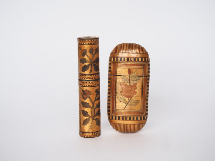 2 étuis XIXème en marqueterie de paille. Dim. 13 x 6,5 cm.  Dim. 14 x 