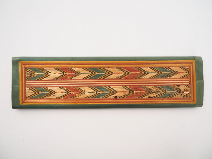 Etui plat XIXème en marqueterie de paille. Dim. 17,5 x 5 cm.