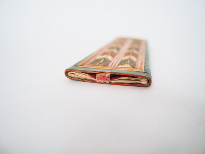 Etui plat XIXème en marqueterie de paille. Dim. 17,5 x 5 cm.