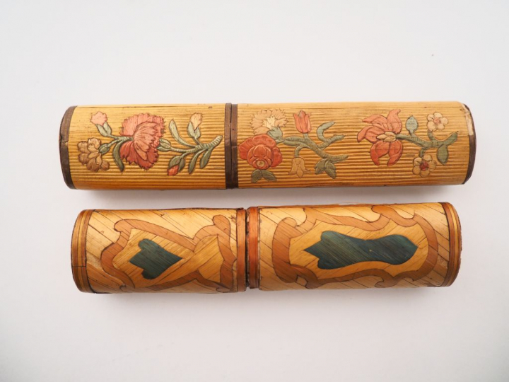 2 étuis XIXème en marqueterie de paille. Dim. 13 x 3 cm. Dim. 11,5 x 3