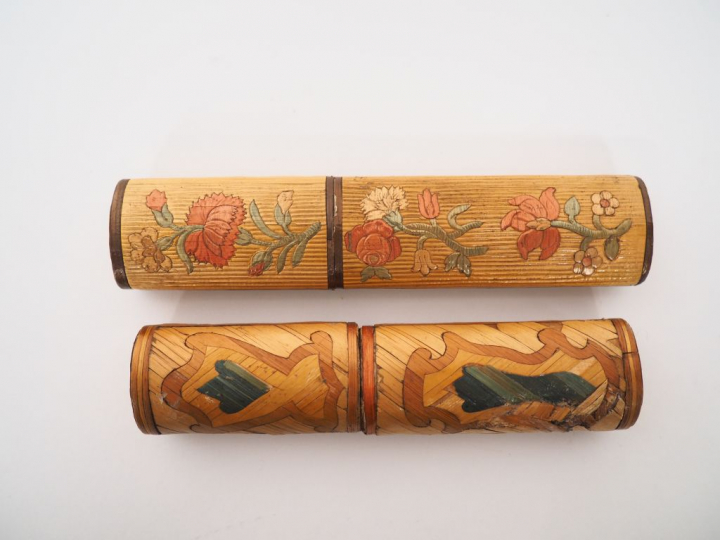 2 étuis XIXème en marqueterie de paille. Dim. 13 x 3 cm. Dim. 11,5 x 3