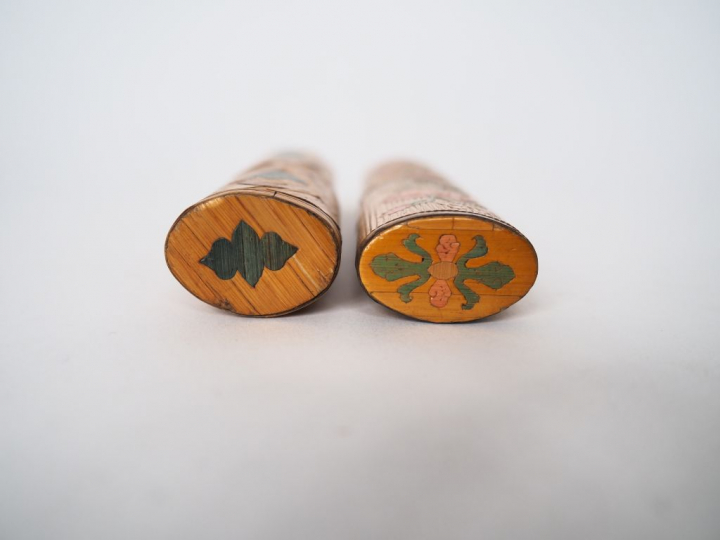 2 étuis XIXème en marqueterie de paille. Dim. 13 x 3 cm. Dim. 11,5 x 3